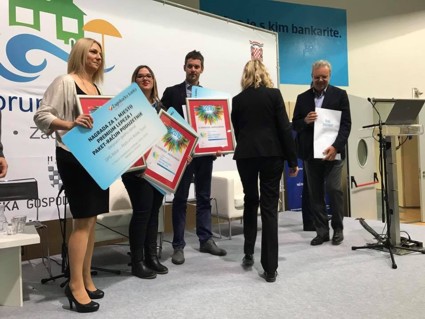 Sibila Mijatović Kolar prima nagradu u Zadru