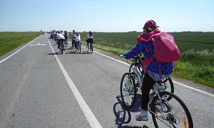 Nastavnica Manda Kiš biciklira sa svojim učenicima