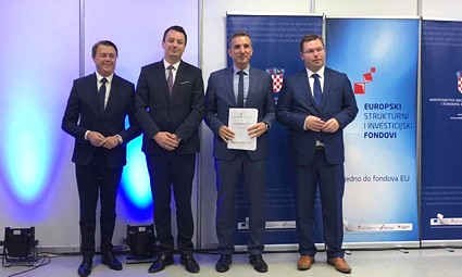 Tomislav Rob (treći slijeva) na potpisivanju ugovora