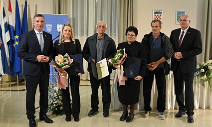 Gradonačelnik Rob i predsjednik Gradskog vijeća Pavelić s dobitnicima povelja