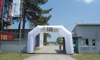 Ulazna kapija Tvornice opreme i strojeva u Kneževu