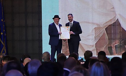 Vladimir Škrobo prima Godišnju nagradu 'Anton Štifanić'